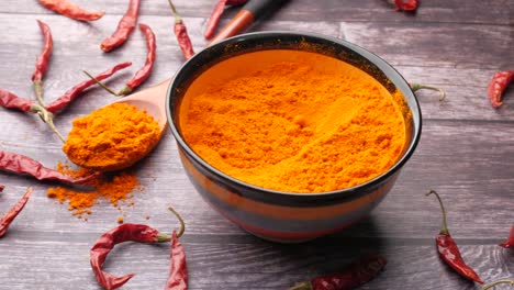 polvo de chile en un cuenco con pimientos secos
