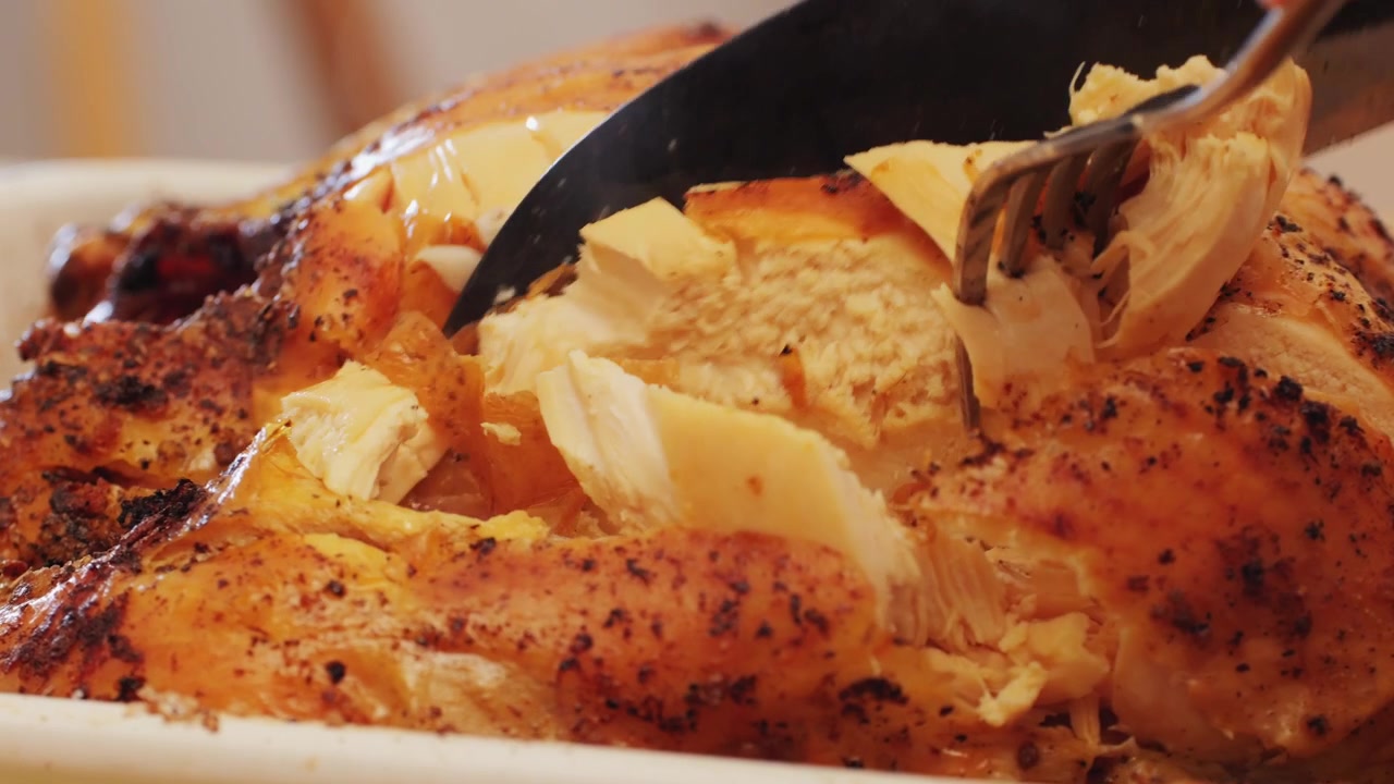 Primo piano del taglio di un pollo arrosto dorato