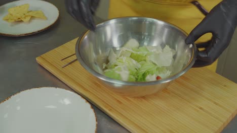 el chef preparando una ensalada