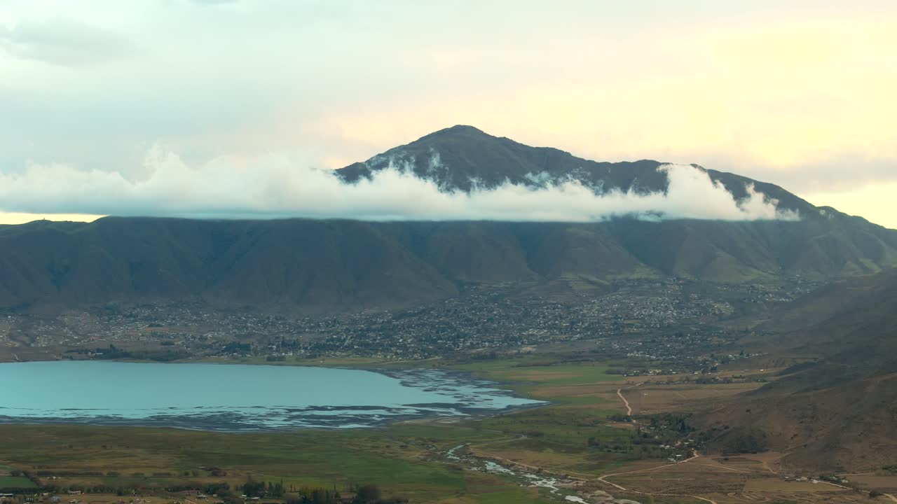 몇 개의 단일 구름과 앞에 파란 호수, tafel del valle, 아르헨티나, 복사 공간 및 느린 동작