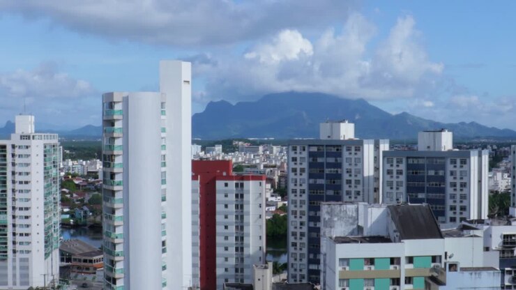 Time-lapse sobre os edifícios do horizonte com a montanha Mestre Álvaro ao fundo