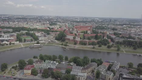 polonia, cracovia drone disparó acercándose desde el frente del castillo wawel con wisla en primer plano y edificios en el fondo