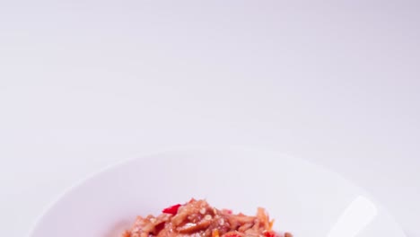 ensalada de santol dulce y picante casera en un plato blanco puesto sobre una mesa