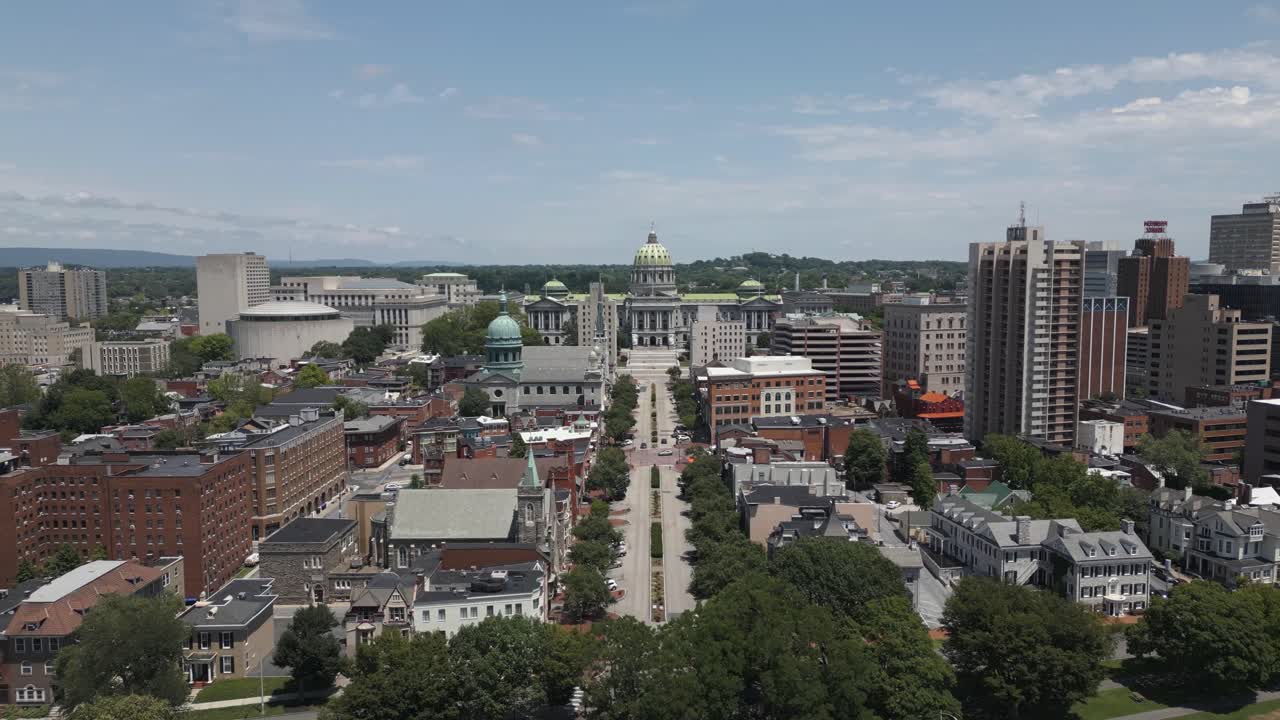 건축적으로 인상적인 건물과 활기찬 도시 에너지를 보여주는 매혹적인 공중 도시 풍경