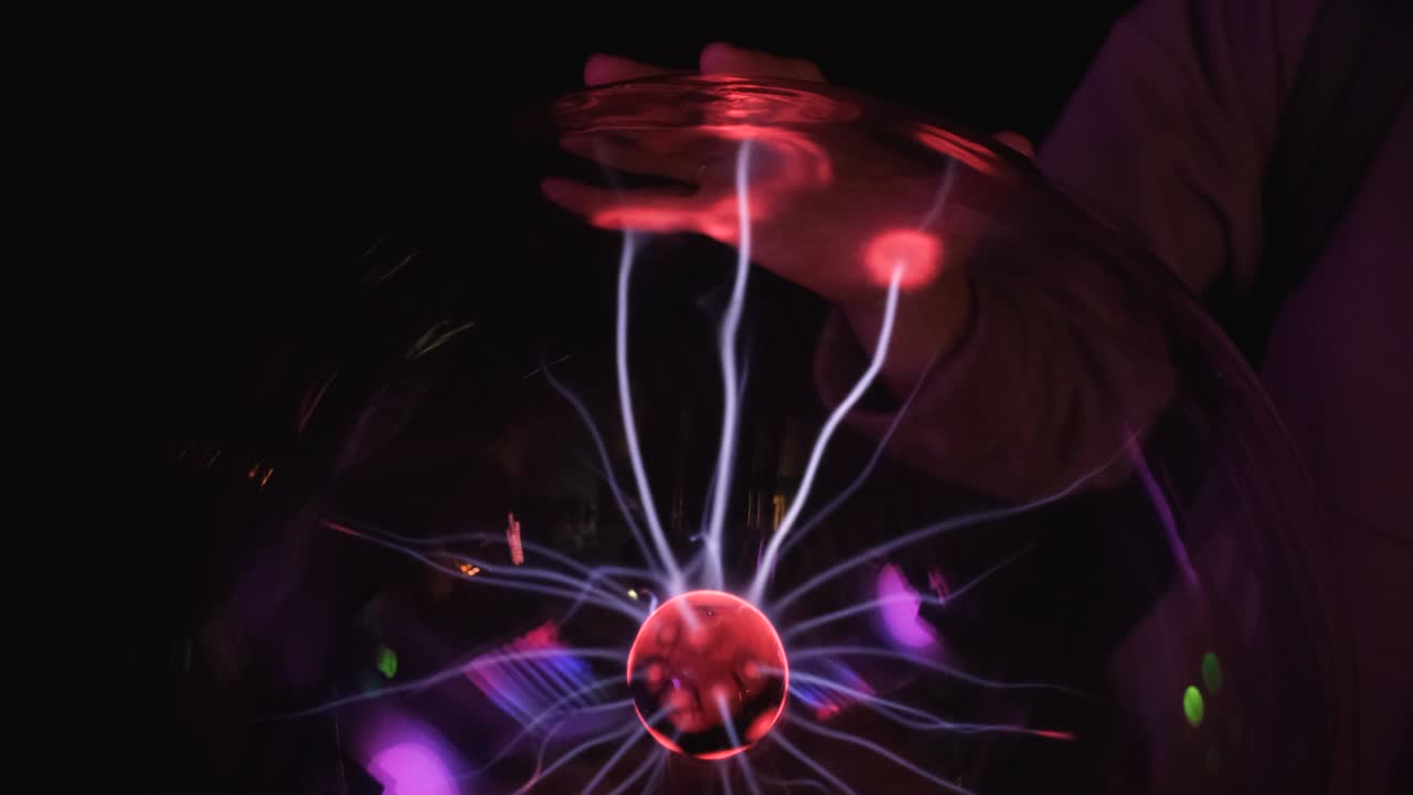 el globo de trabajo de plasma o lámpara de plasma es una bola de vidrio transparente llena de una mezcla de varios gases nobles con un electrodo de alto voltaje en el centro del recipiente.