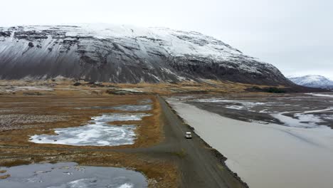 Exploring-Iceland-with-a-4x4-car-with-rooftop-tent-in-winter