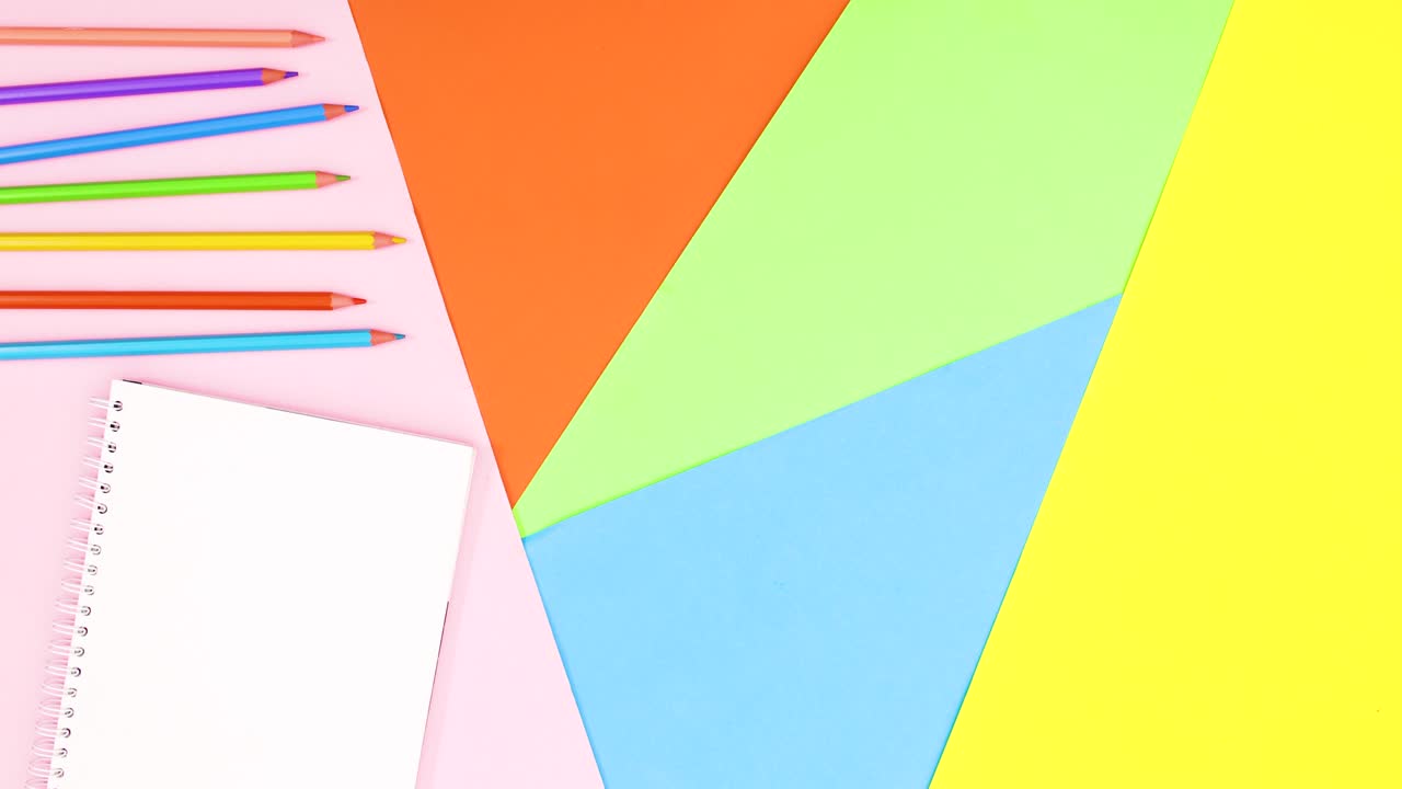 lápiz de colores y libreta abierta se mueven en el lado izquierdo del tema de colores. detenga el movimiento