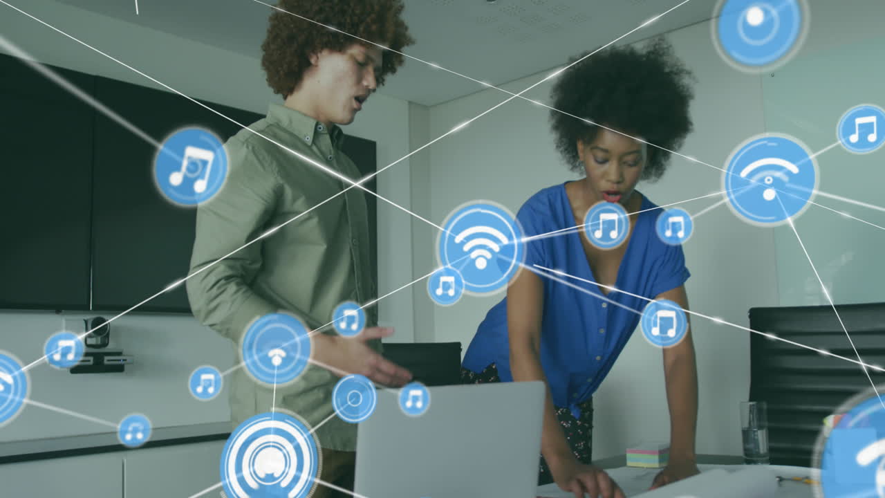 animación de iconos conectados sobre diversas trabajadoras que discuten informes en la oficina.