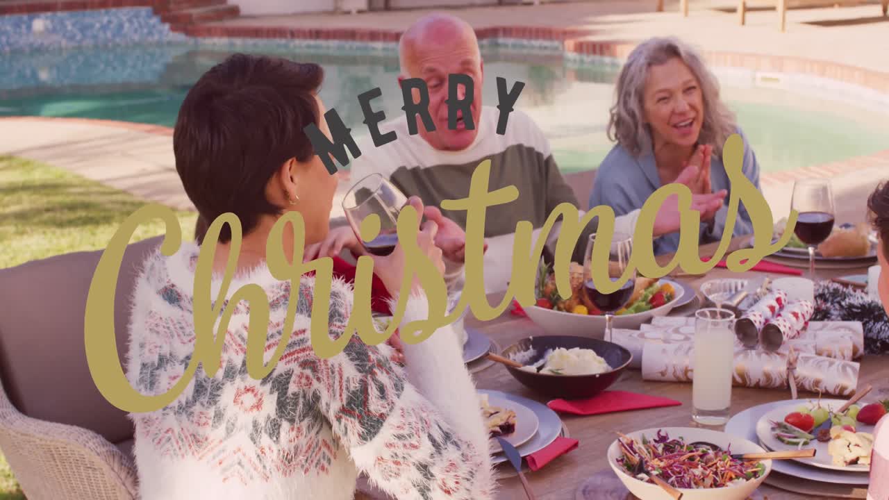 크리스마스 테이블에서 두 인종 가족에 대한 크리스마스 축하 문자 애니메이션