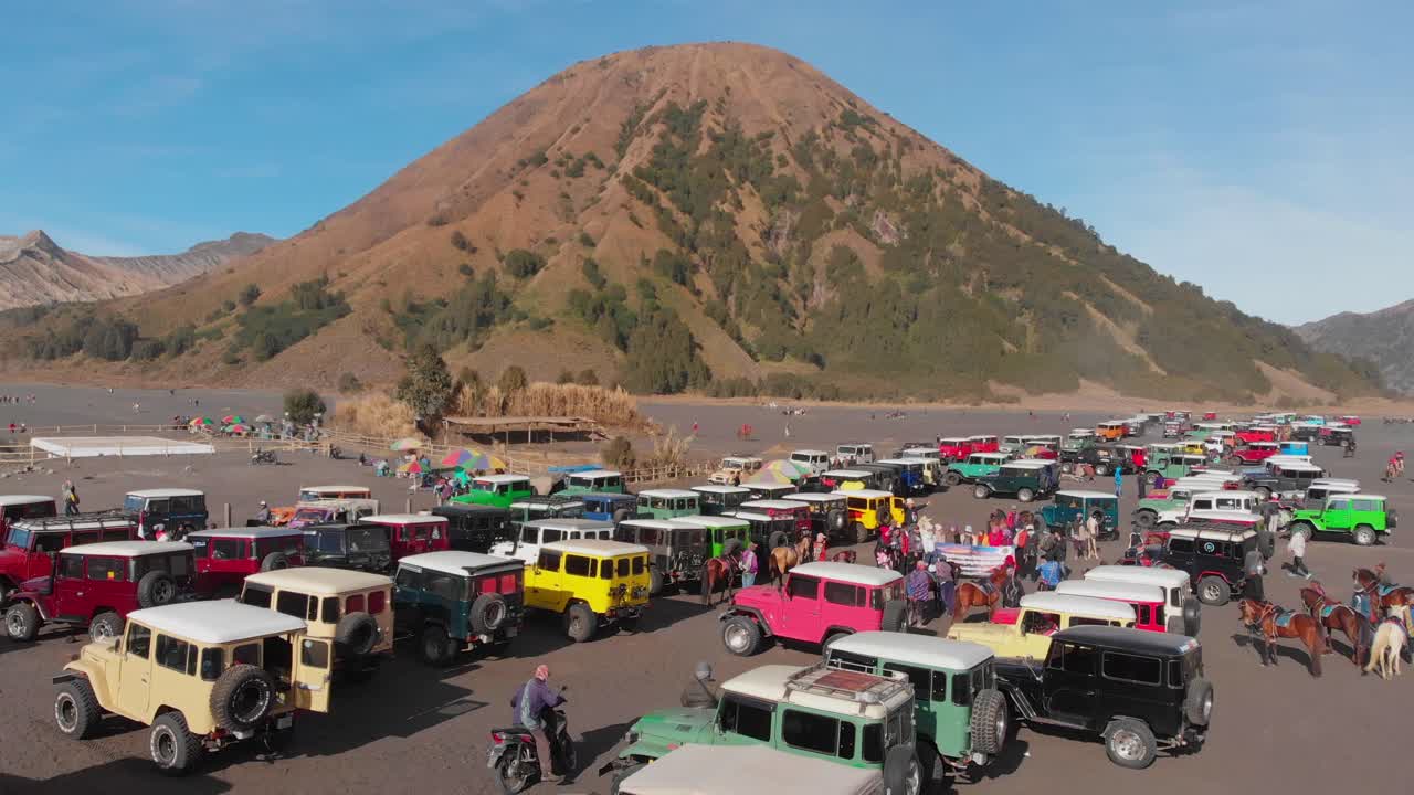 Jeepit Bromo-vuoren pölyisellä juurella. Indonesia, Itä-Jaava