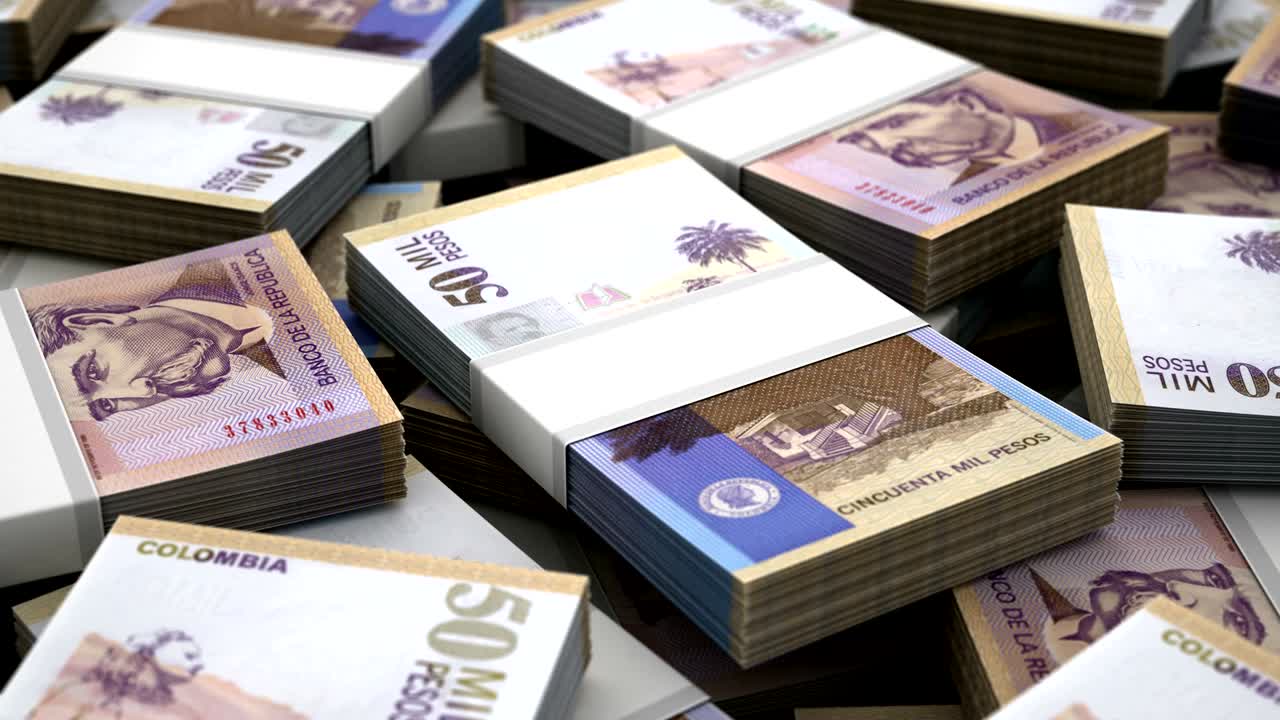 una pila de pesos colombianos