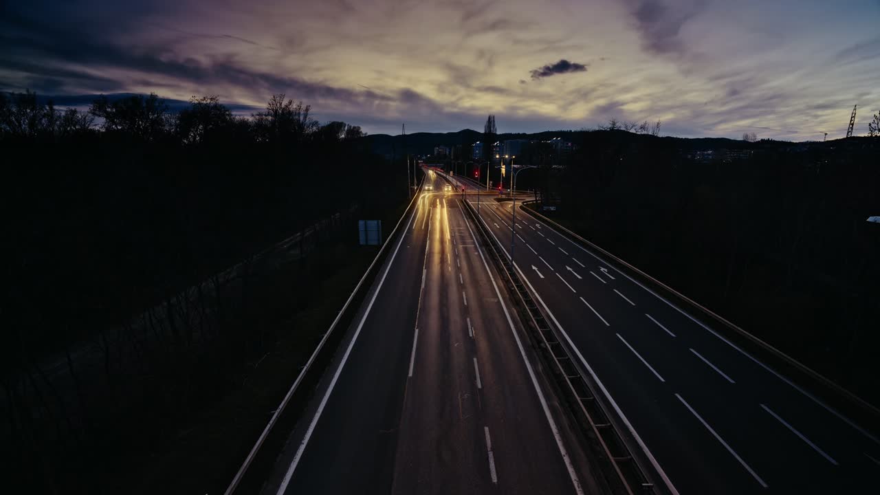 Timelapse del tramonto a Krems an der Donau con scie luminose di auto