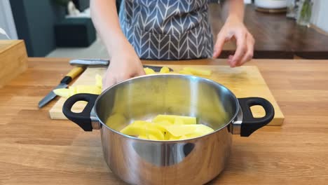 preparación de patatas para cocinar