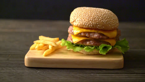 hamburguesa de cerdo o hamburguesa de cerdo con queso y papas fritas