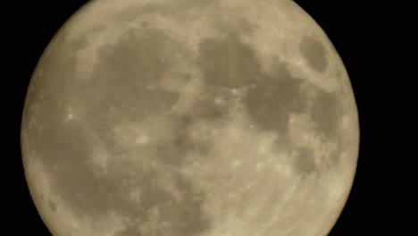 Close-up-moon-moving-ascending-across-the-night-sky