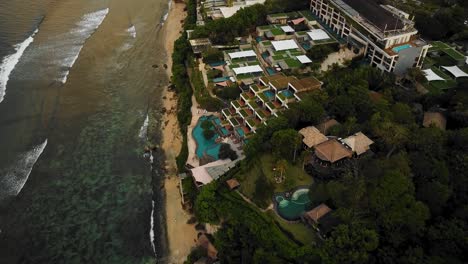 Hermosa-Playa-De-Bingin-Con-Casas-De-Acantilados-Exóticos-Y-Hotel-Ubicado-En-Bali,-Indonesia