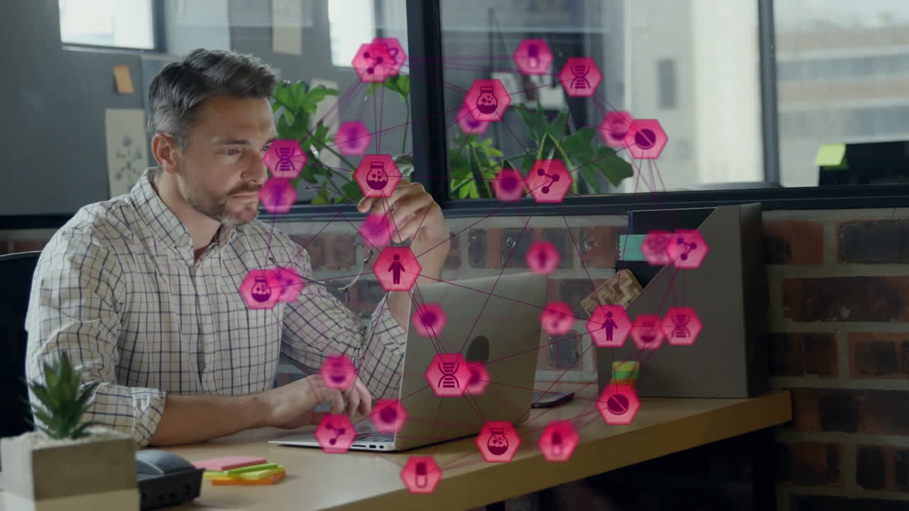 animación de un globo de iconos digitales girando sobre un hombre caucásico pensativo usando una computadora portátil en la oficina