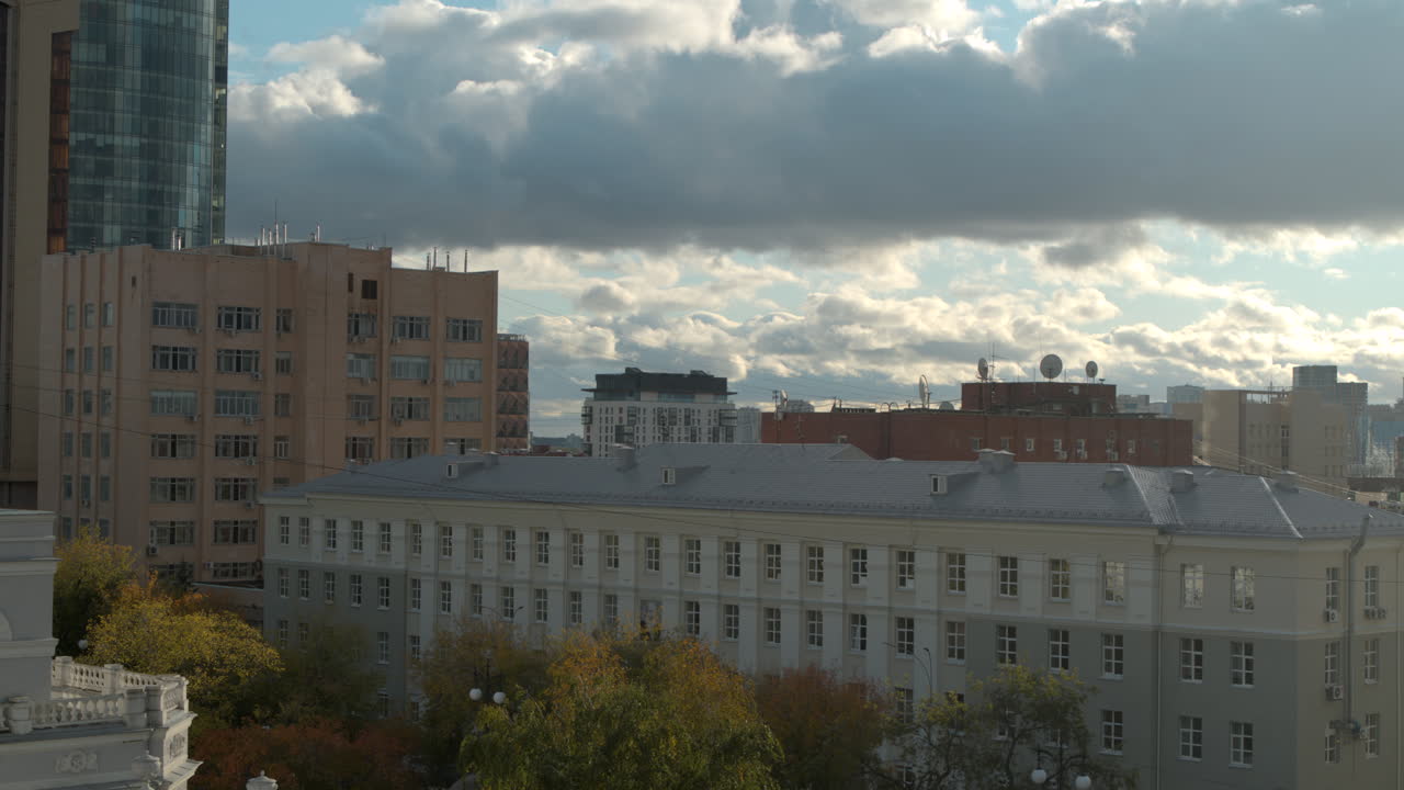 Veduta urbana con edifici e cielo nuvoloso