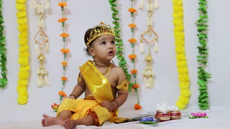 Entzückendes-Kleinkind,-Gekleidet-Als-Hinduistischer-Gott-Krishna-Anlässlich-Des-In-Indien-Gefeierten-Janmashtami