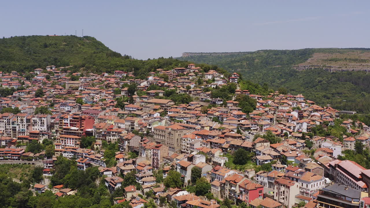 vista panorámica de la ciudad histórica de veliko tarnovo construida en colinas empinadas