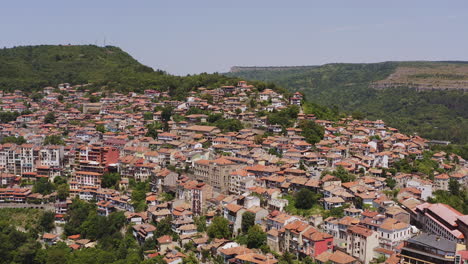 Vista-Panorámica-De-La-Histórica-Ciudad-De-Veliko-Tarnovo-Construida-Sobre-Colinas-Empinadas