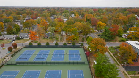 Antena-Sobre-Canchas-De-Tenis-En-El-Barrio-De-Kirkwood-En-St.