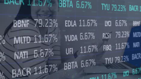 animación del mercado de valores sobre mujer biracial usando portátil y teléfono inteligente