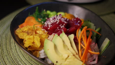 primer plano de una comida española saludable, hecha en un restaurante, que contiene muchas verduras