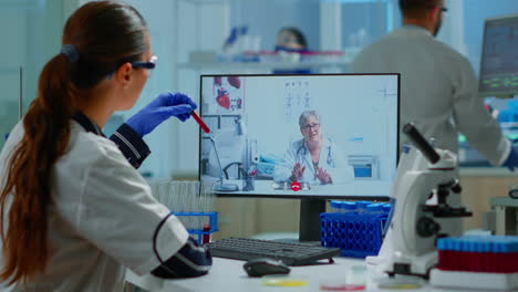 científico escuchando médico profesional en llamada de video