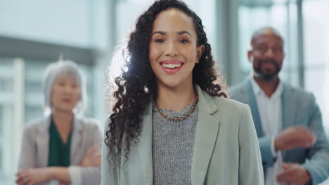 Rostro,-Sonrisa-Y-Liderazgo-Con-Una-Mujer-De-Negocios.