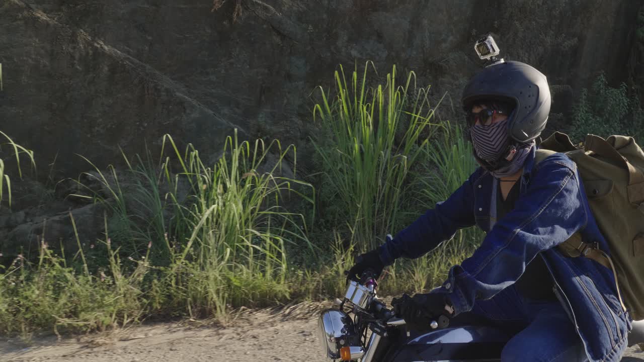 산을 가로질러 오토바이 모험