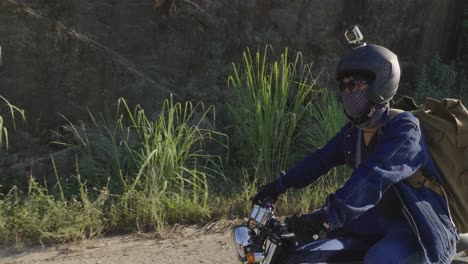 aventura en motocicleta a través de las montañas