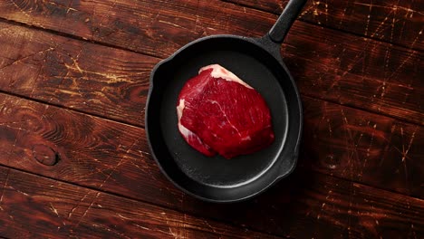 pedazo de carne puesto en una sartén