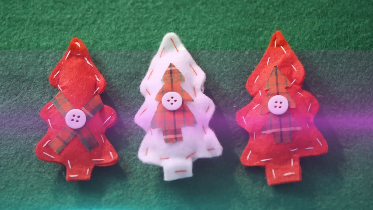 녹색 표면에 크리스마스 트리 장식 위에 움직이는 빛의 애니메이션