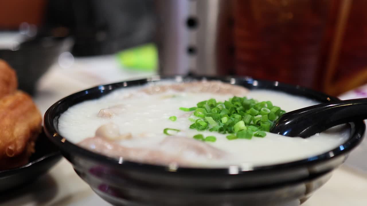 чаша китайского конжи с свининой