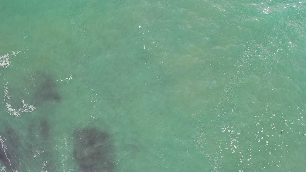 vista aérea de las playas y la costa rocosa