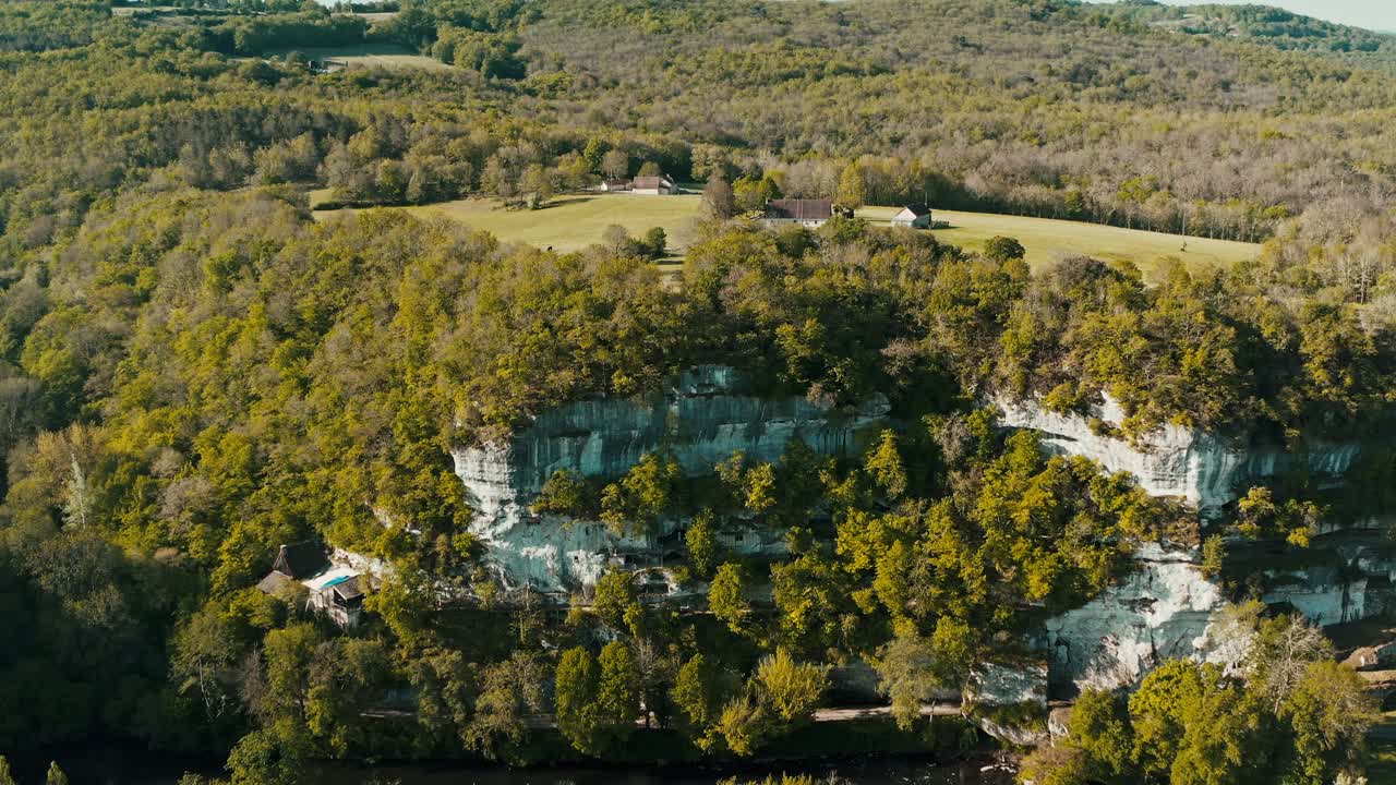 절벽 가장자리에 있는 집, 도르도뉴의 야생 풍경, 프랑스의 로크 성자 크리스토프