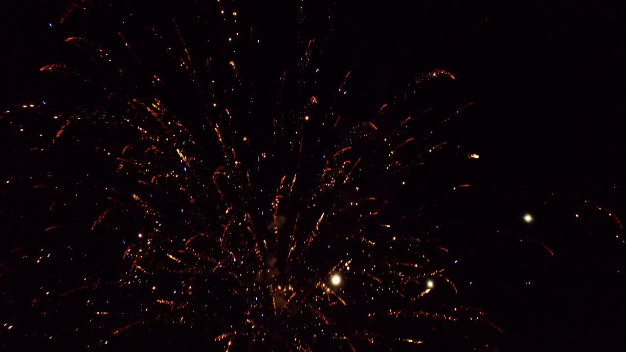 imágenes aéreas cercanas de fuegos artificiales disparados al cielo