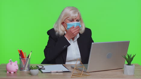 Kranke-ältere-Geschäftsfrau-Trägt-Eine-Medizinische-Gesichtsmaske-Und-Hustet,-Leidet-An-Einer-Bronchitis-Asthma-Allergie