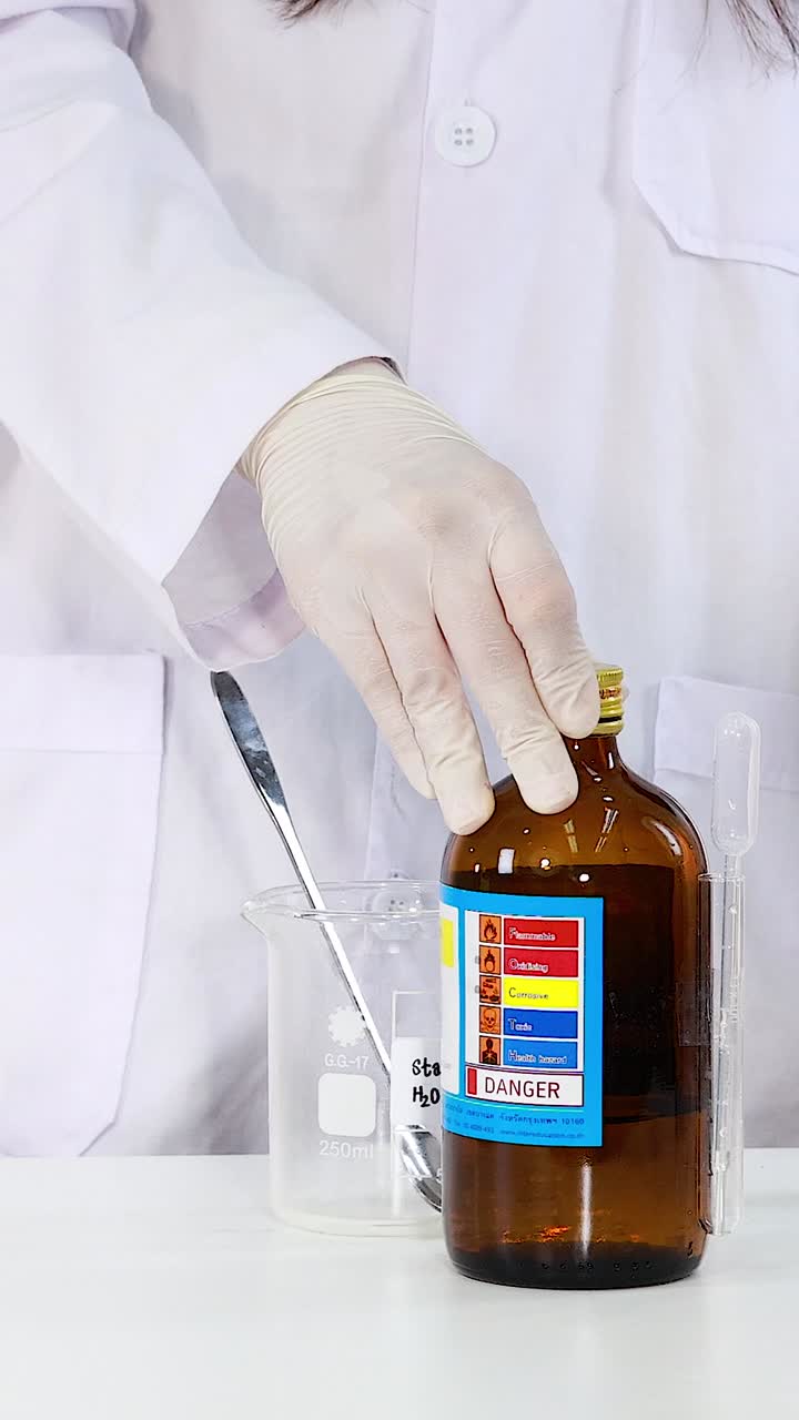 Scienziato che esegue un esperimento di reazione chimica dell'orologio allo iodio in laboratorio