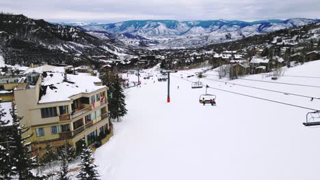 Fliegen-über-Den-Sessellift-Auf-Der-Skipiste-In-Aspen,-Colorado