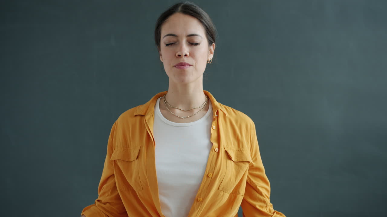 Una mujer meditando.