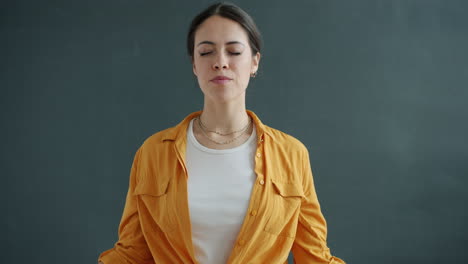 mujer meditando