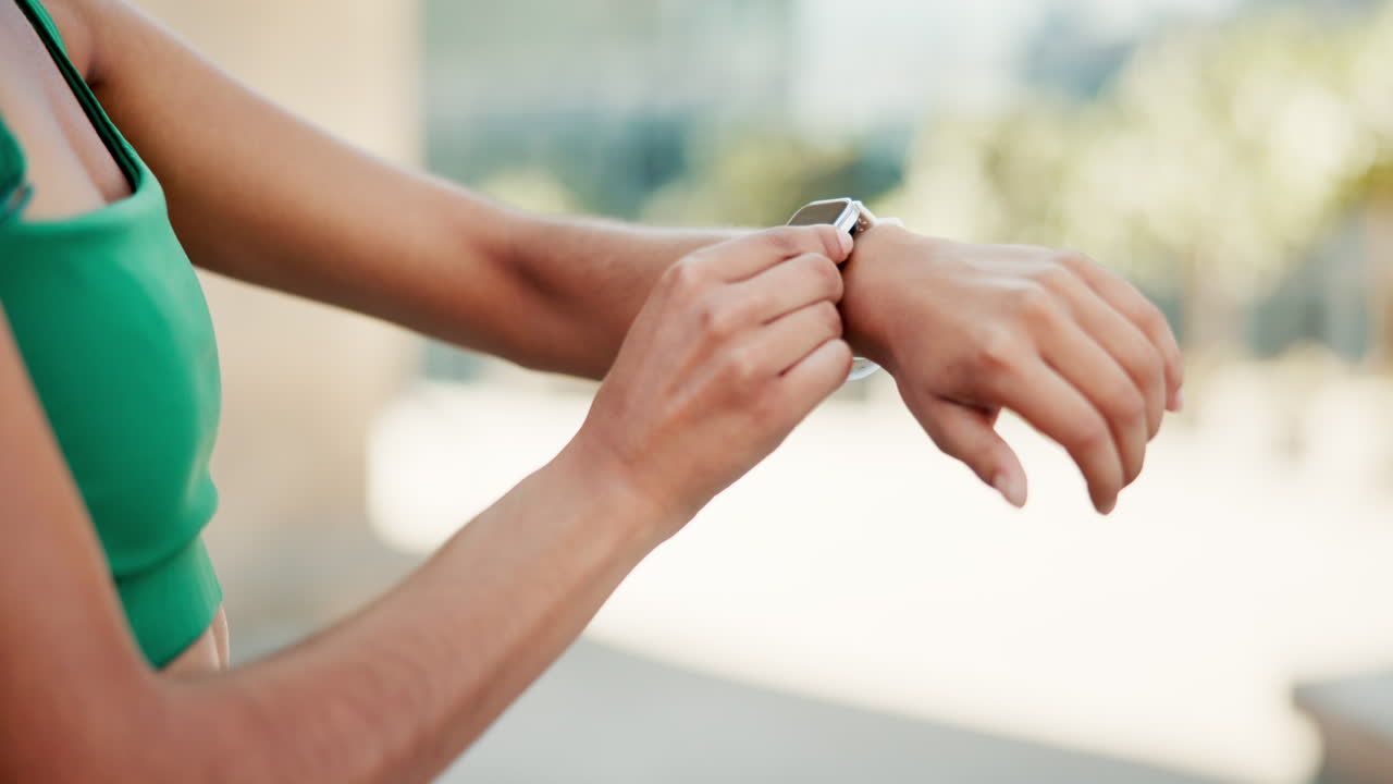 스마트워치를 조정하는 여성