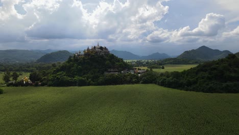 Rückseitige-Luftseite-Mehr-Rechts-Von-Diesem-Tempel,-Die-Das-Strukturierte-Maisfeld-Und-Die-Wunderschöne-Landschaft-Enthüllt