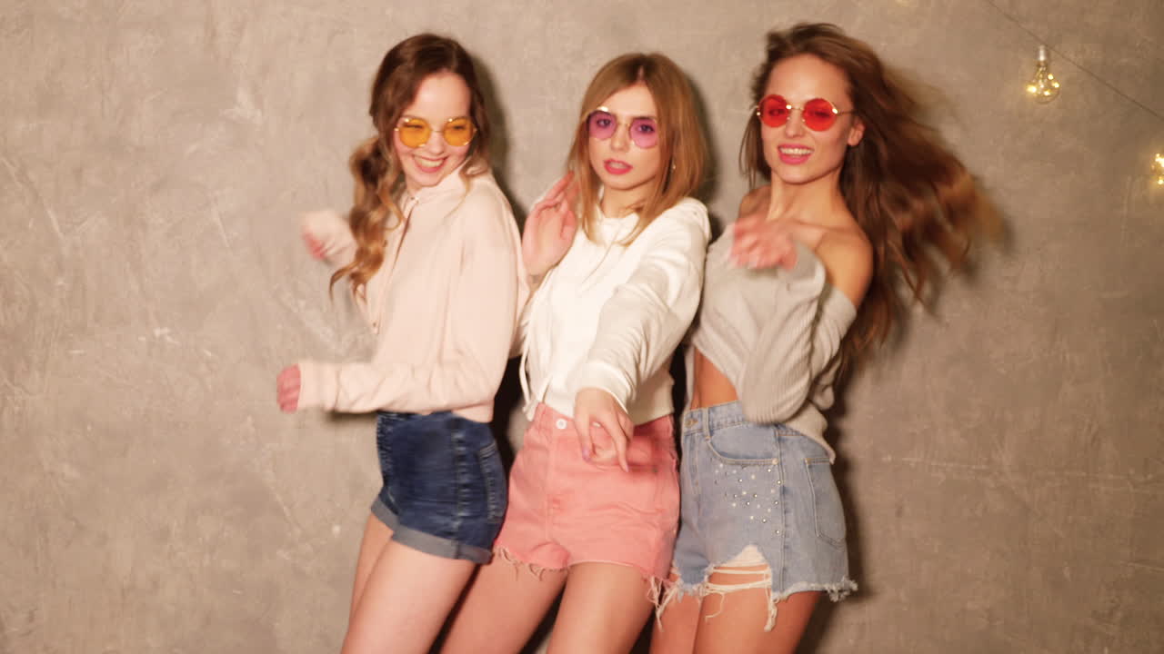 세 명의 여자 친구들이 즐겁게 지내고 있습니다.