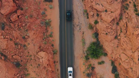 Vogelperspektive-Von-Zwei-Luxusautos,-Die-Durch-Das-Tal-Des-Feuers,-Nevada,-Fahren