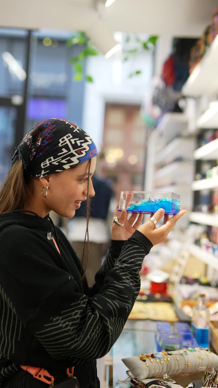 joven mirando joyas y artículos decorativos en una tienda