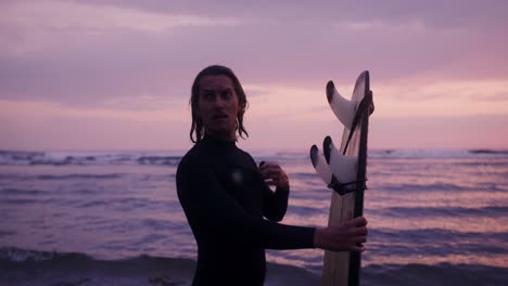 Surfero en puesta del sol