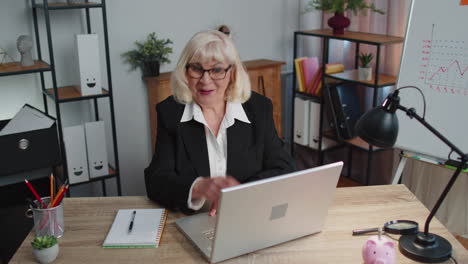 mujer de negocios levanta el dedo se le ocurrió un plan creativo se siente emocionada con una buena idea inspiración
